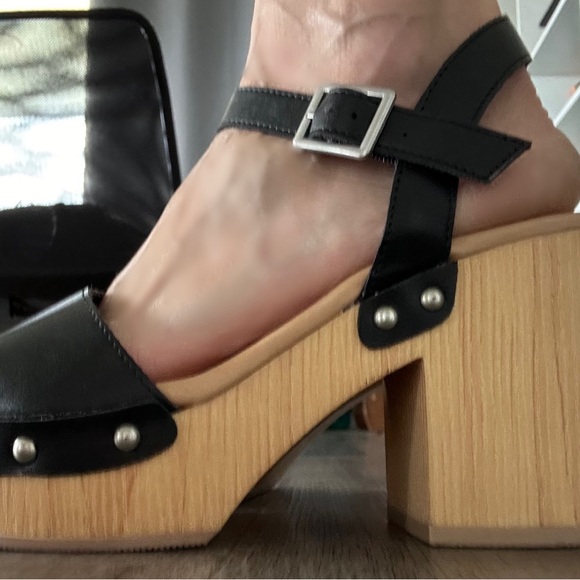 Women’s Universal Thread Clog Sandals - Picture 4 of 6